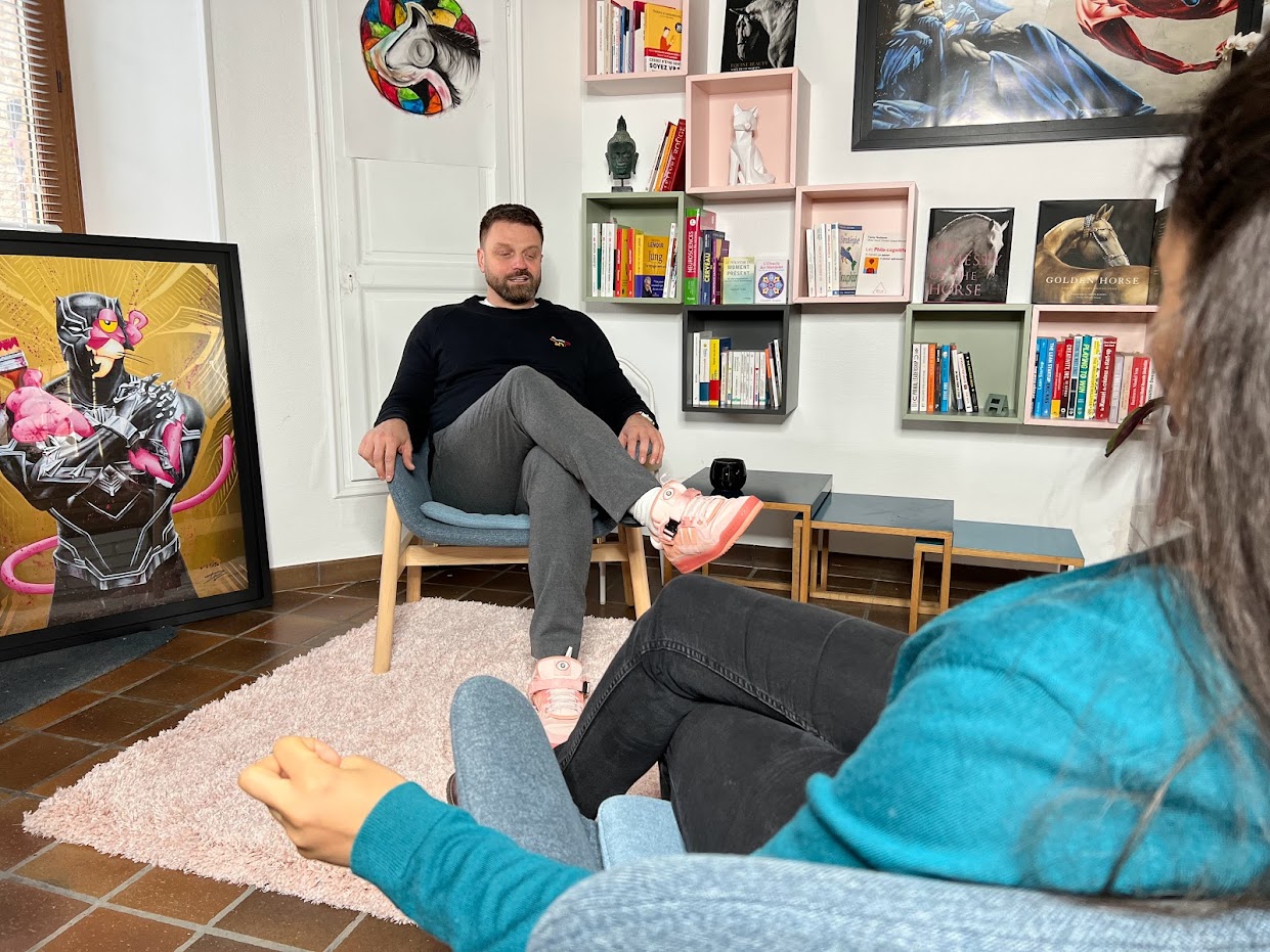 Photo d'un homme assis discutant avec quelqu'un