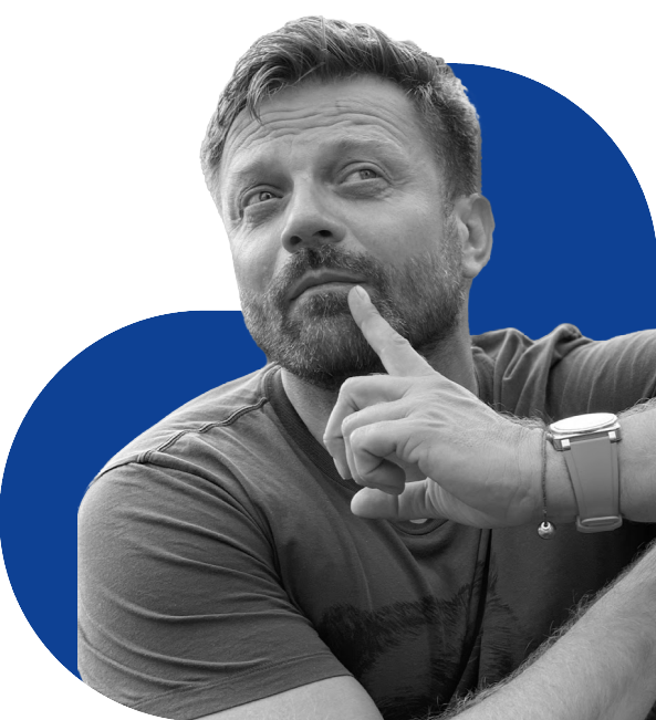 Photo de profil d'un homme pensif regardant vers le haut